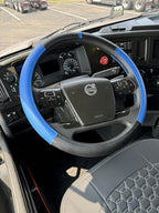 18-Inch Genuine Leather Steering Wheel Cover for Semi Trucks – Blue with Black Carbon Fiber Imitation, Heavy-Duty Non-Slip Grip, Universal Fit, Easy Installation
