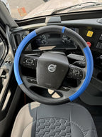 18-Inch Genuine Leather Steering Wheel Cover for Semi Trucks – Blue with Black Carbon Fiber Imitation, Heavy-Duty Non-Slip Grip, Universal Fit, Easy Installation